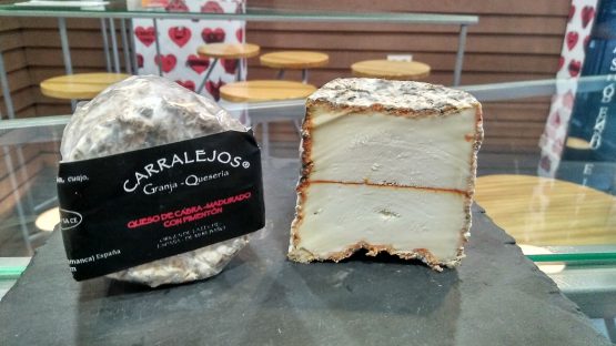 Queso madurado de cabra con pimentón