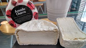Corte del queso de pasta láctica de leche cruda de oveja churra