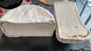 Corte del queso madurado de leche cruda de oveja churra