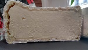 Corte del queso madurado de oveja churra