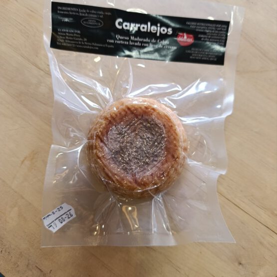 Queso madurado de cabra con corteza lavada con licor de cerezas
