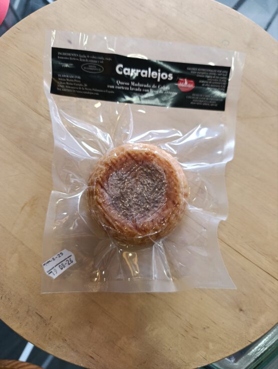 Queso madurado de cabra con corteza lavada con licor de cerezas